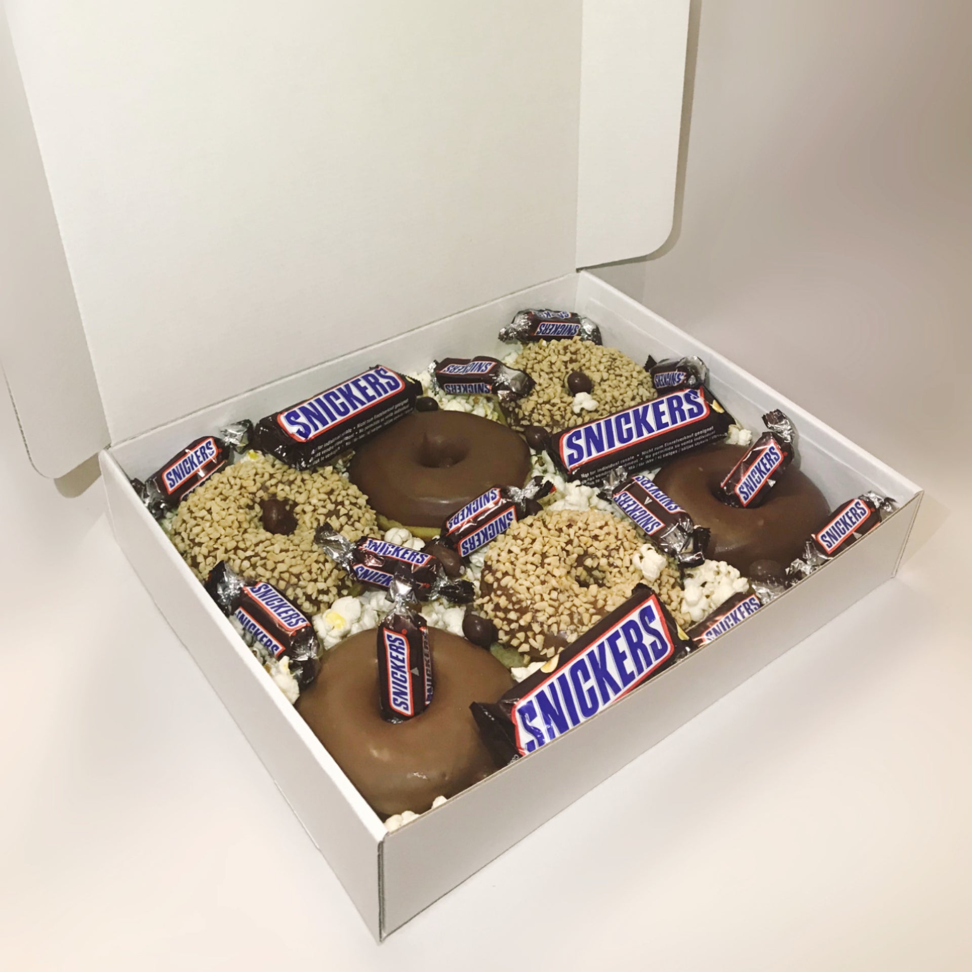 Snickers spurgos su traškiais riešutų gabaliukais epliks nei vieno alkano, pripildyto snickers šokoladukų ir saldainiukų